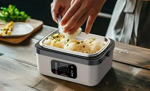 Un plat déposé dans le bac inox