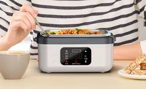 Repas chaud servi depuis la gamelle